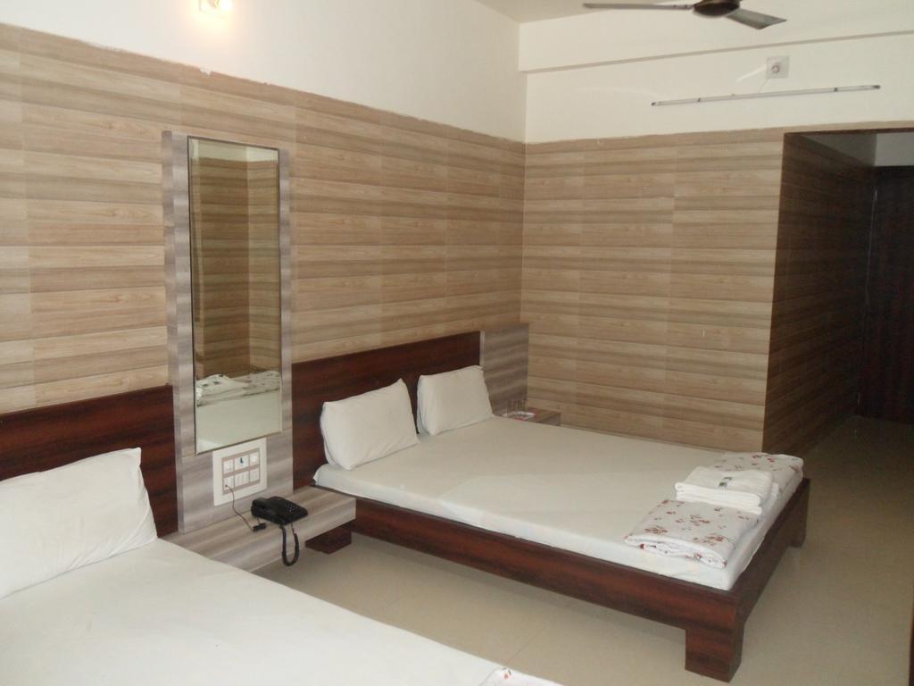 Hotel Madhusudan Dwarka (Gujarat) Room photo